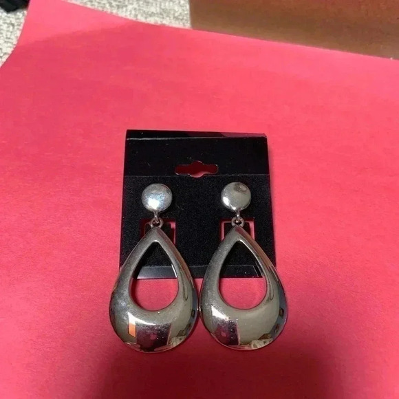 🔶HOST PICK🔶 Dangling Earrings - Picture 1 of 6